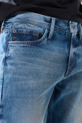 Jean azul medio 90´S con tiro bajo, desgastes y bota recta
