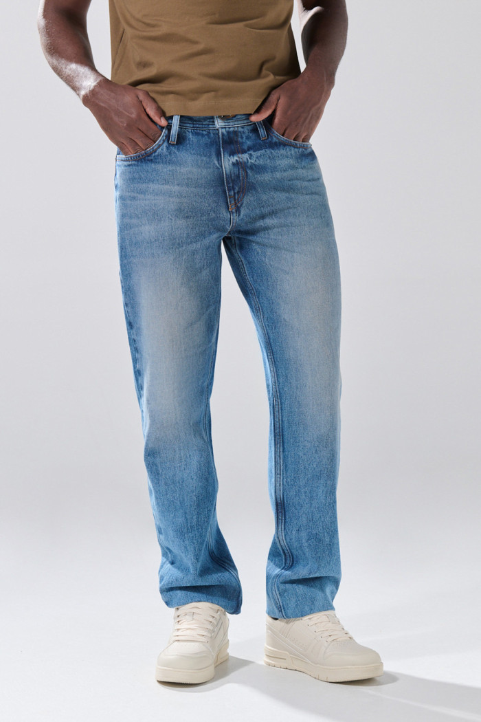 Jean 90´S azul medio bota recta con tiro bajo y desgastes
