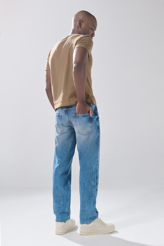 Jean 90´S azul medio bota recta con tiro bajo y desgastes

