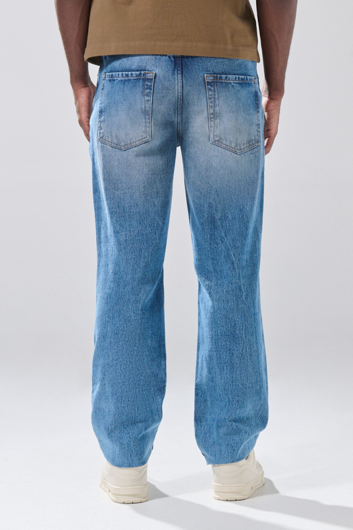 Jean 90´S azul medio bota recta con tiro bajo y desgastes
