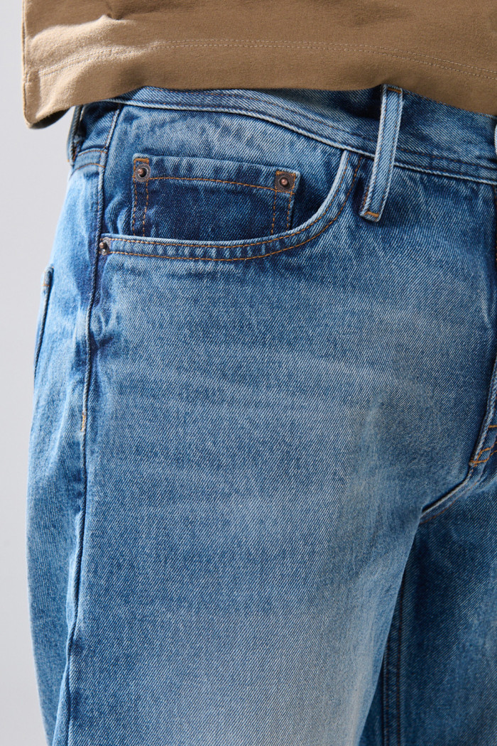Jean 90´S azul medio bota recta con tiro bajo y desgastes
