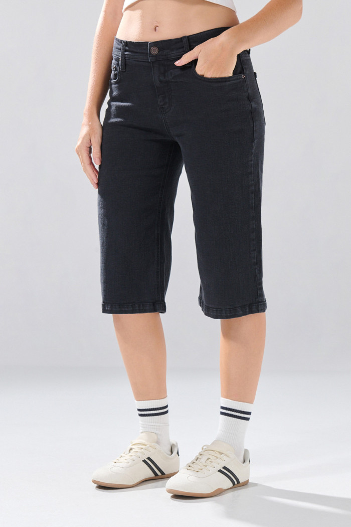 Bermuda de jean jort gris intensa con tiro medio y bolsillos
