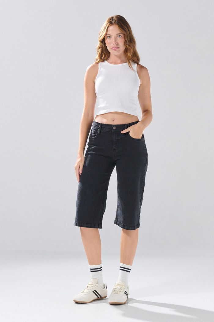 Bermuda de jean jort gris intensa con tiro medio y bolsillos
