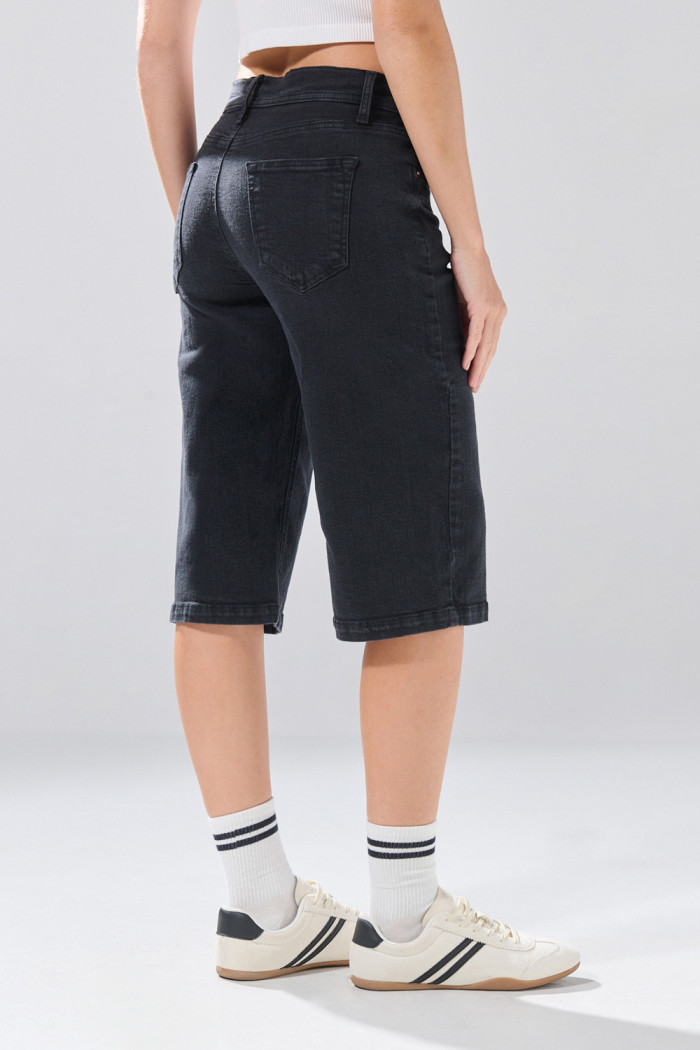 Bermuda de jean jort gris intensa con tiro medio y bolsillos
