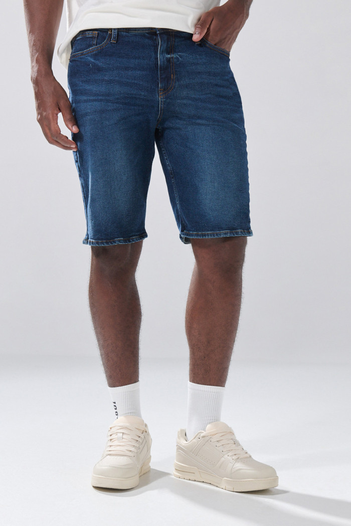 Bermuda de jean slim infaltables azul oscura con tiro bajo
