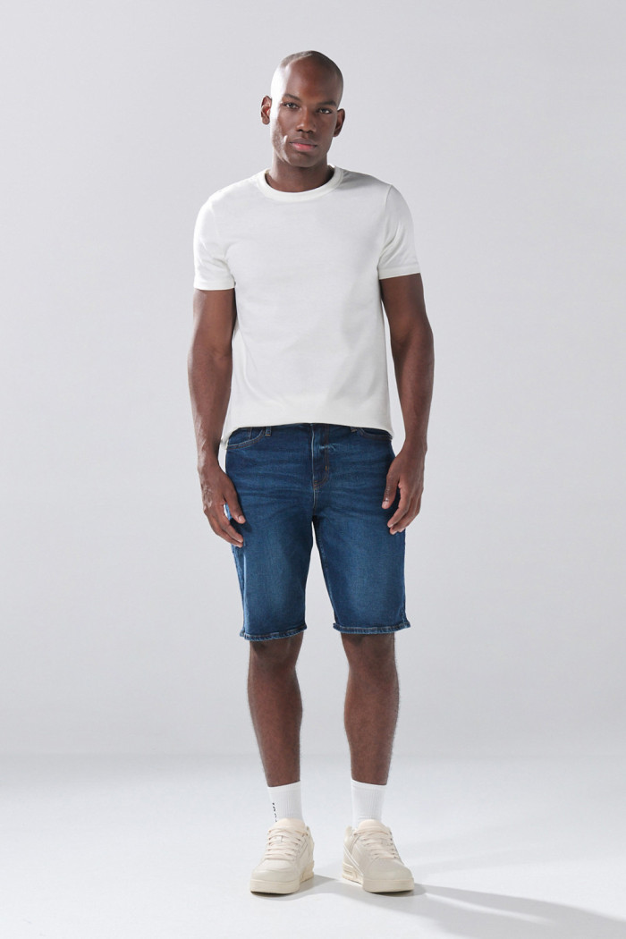 Bermuda de jean slim infaltables azul oscura con tiro bajo
