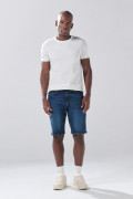 Bermuda de jean slim infaltables azul oscura con tiro bajo
