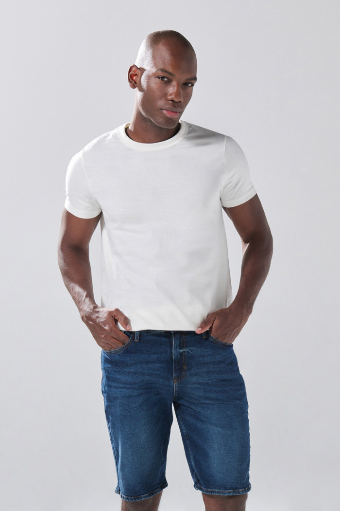 Bermuda de jean slim infaltables azul oscura con tiro bajo

