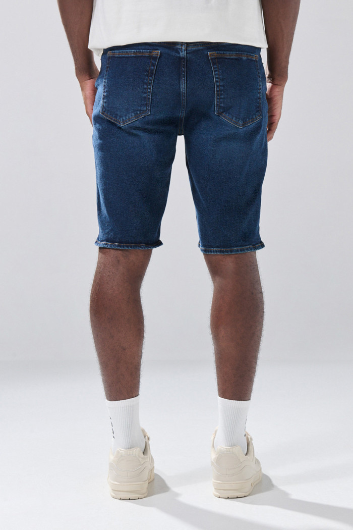 Bermuda de jean slim infaltables azul oscura con tiro bajo
