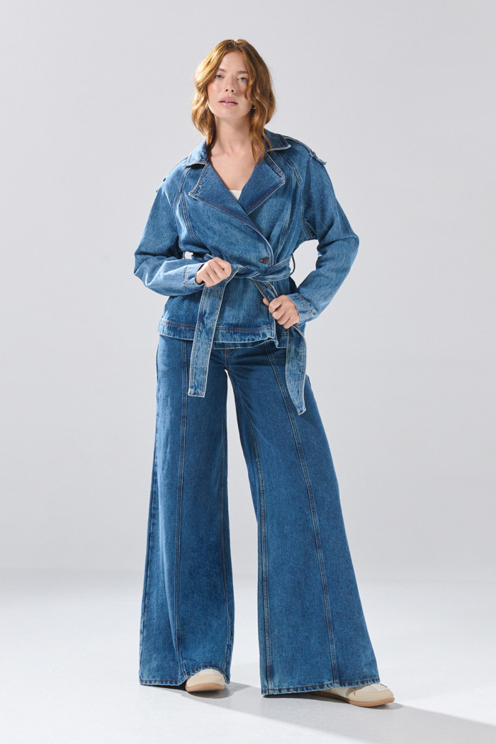 Chaqueta de jean tipo gabán azul medio con cinturón
