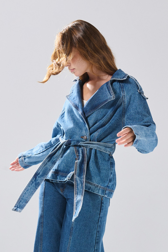 Chaqueta de jean tipo gabán azul medio con cinturón
