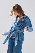 Chaqueta de jean tipo gabán azul medio con cinturón
