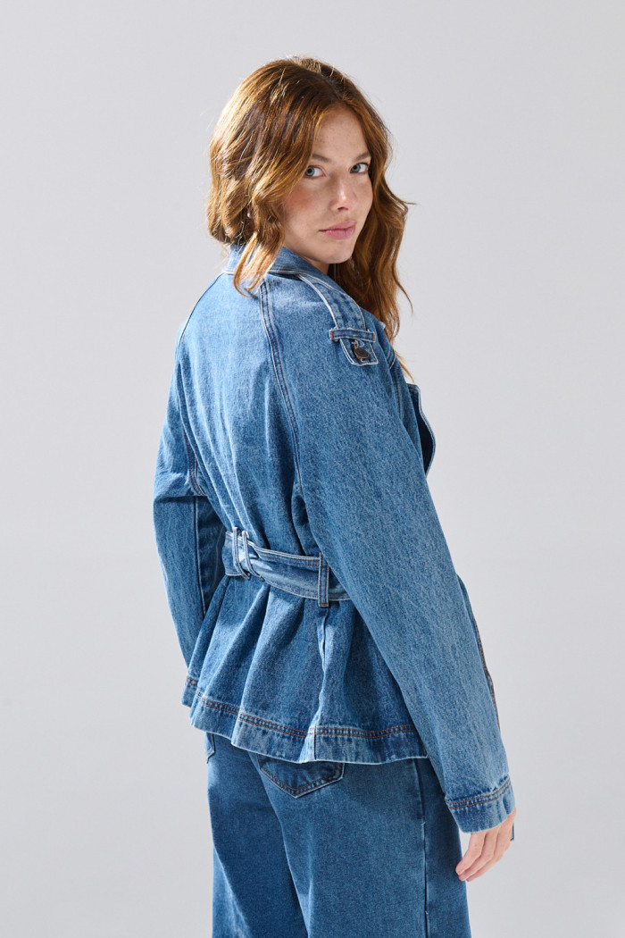 Chaqueta de jean tipo gabán azul medio con cinturón
