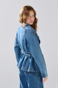 Chaqueta de jean tipo gabán azul medio con cinturón
