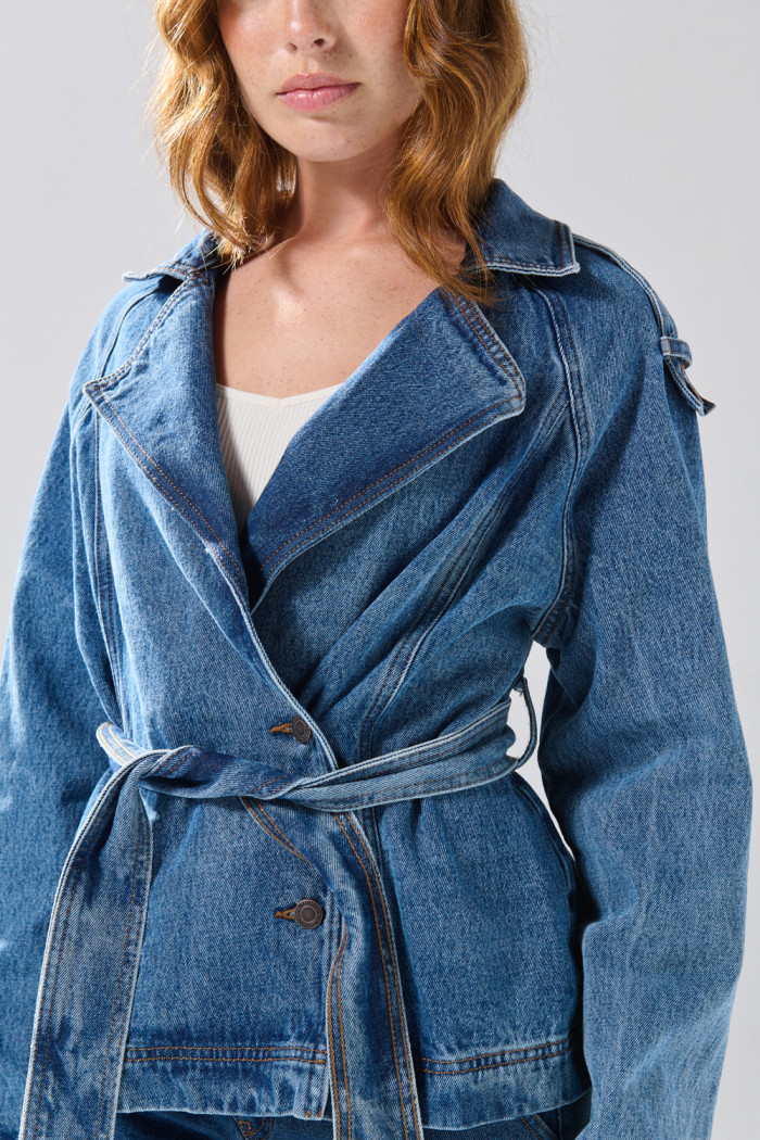 Chaqueta de jean tipo gabán azul medio con cinturón
