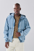 Chaqueta oversize de jean con capota azul clara y bolsillos
