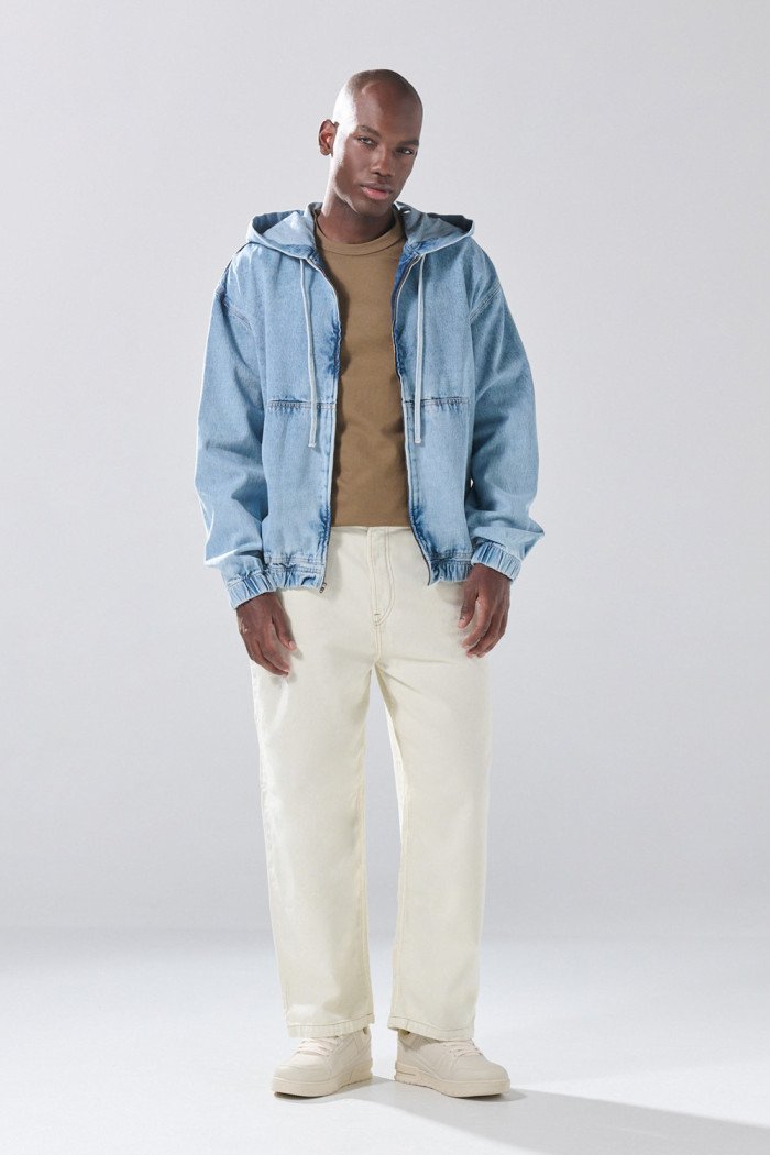 Chaqueta oversize de jean con capota azul clara y bolsillos
