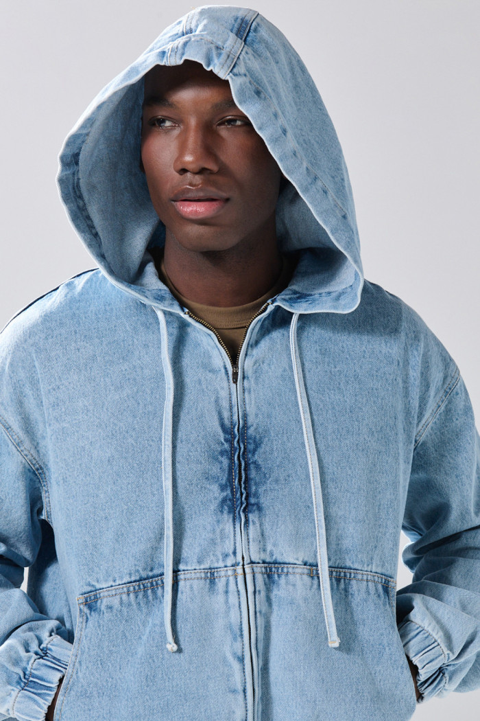 Chaqueta oversize de jean con capota azul clara y bolsillos
