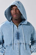 Chaqueta oversize de jean con capota azul clara y bolsillos
