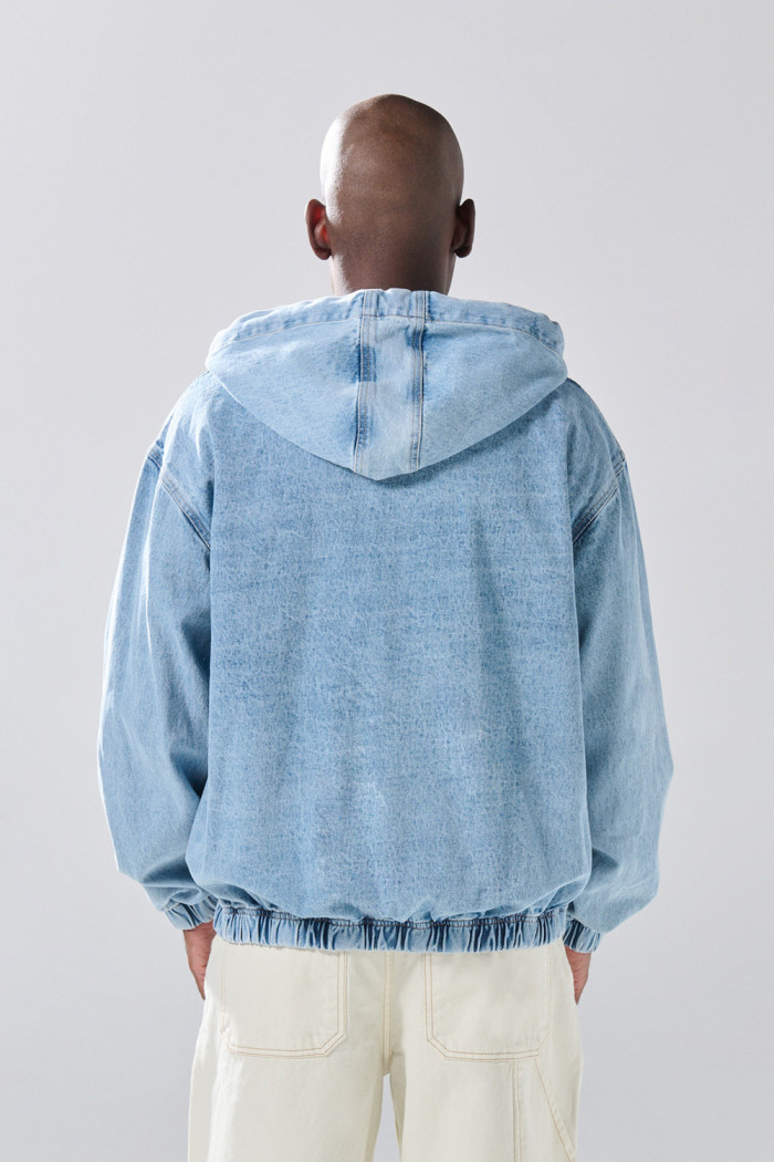 Chaqueta oversize de jean con capota azul clara y bolsillos
