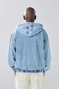 Chaqueta oversize de jean con capota azul clara y bolsillos
