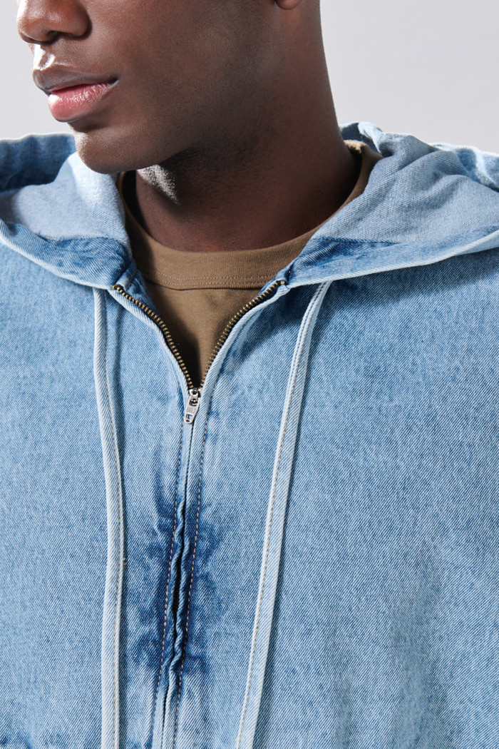 Chaqueta oversize de jean con capota azul clara y bolsillos
