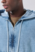 Chaqueta oversize de jean con capota azul clara y bolsillos
