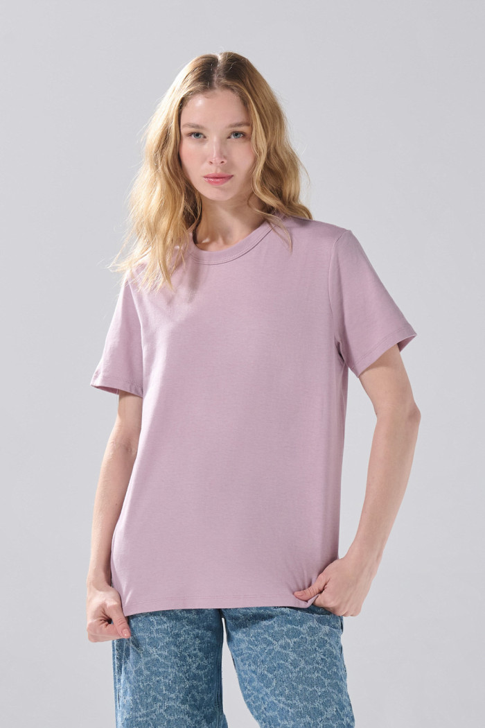 Camiseta cuello redondo infaltables unicolor ajustada

