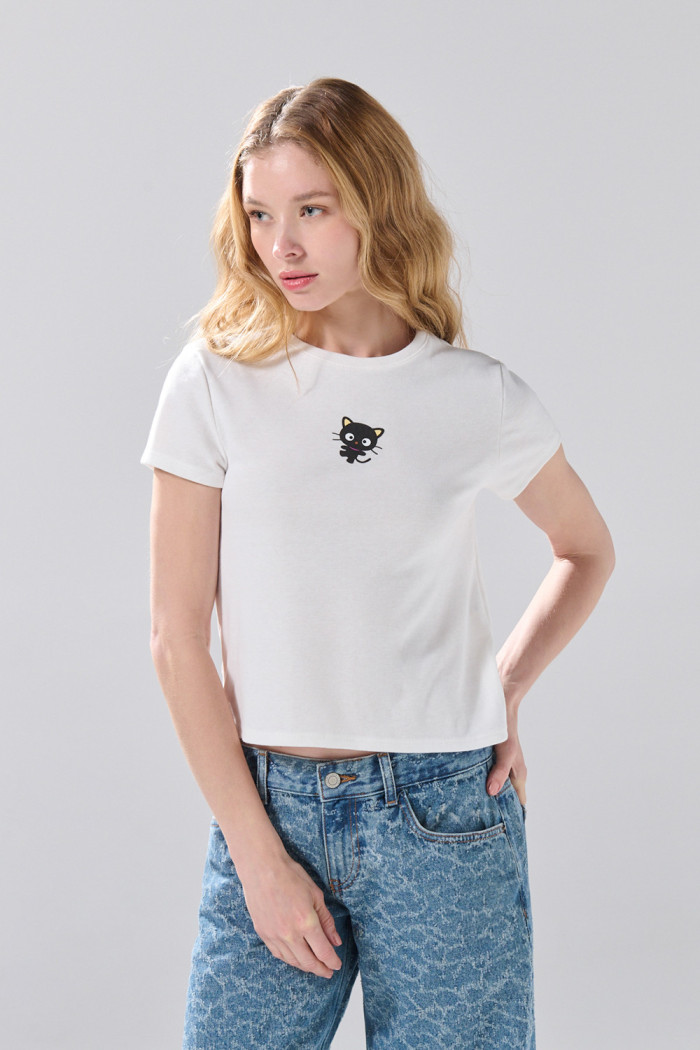 Camiseta cuello redondo crema con arte de Hello Kitty
