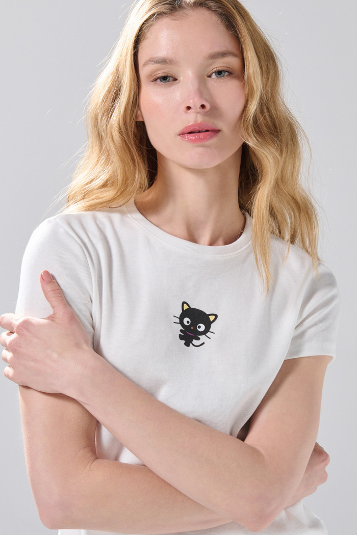 Camiseta cuello redondo crema con arte de Hello Kitty
