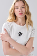 Camiseta cuello redondo crema con arte de Hello Kitty
