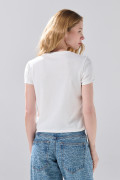 Camiseta cuello redondo crema con arte de Hello Kitty
