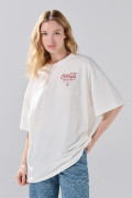 Camiseta oversize manga corta crema con arte de Coca-Cola
