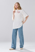 Camiseta oversize manga corta crema con arte de Coca-Cola
