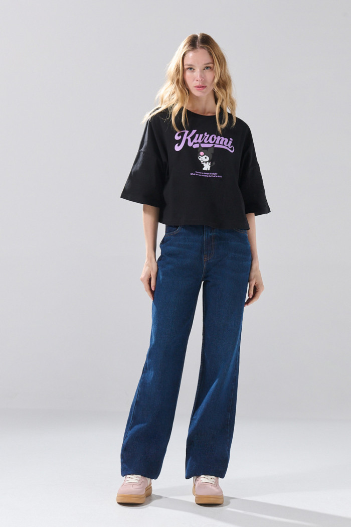 Camiseta crop top oversize negra con arte de Kuromi
