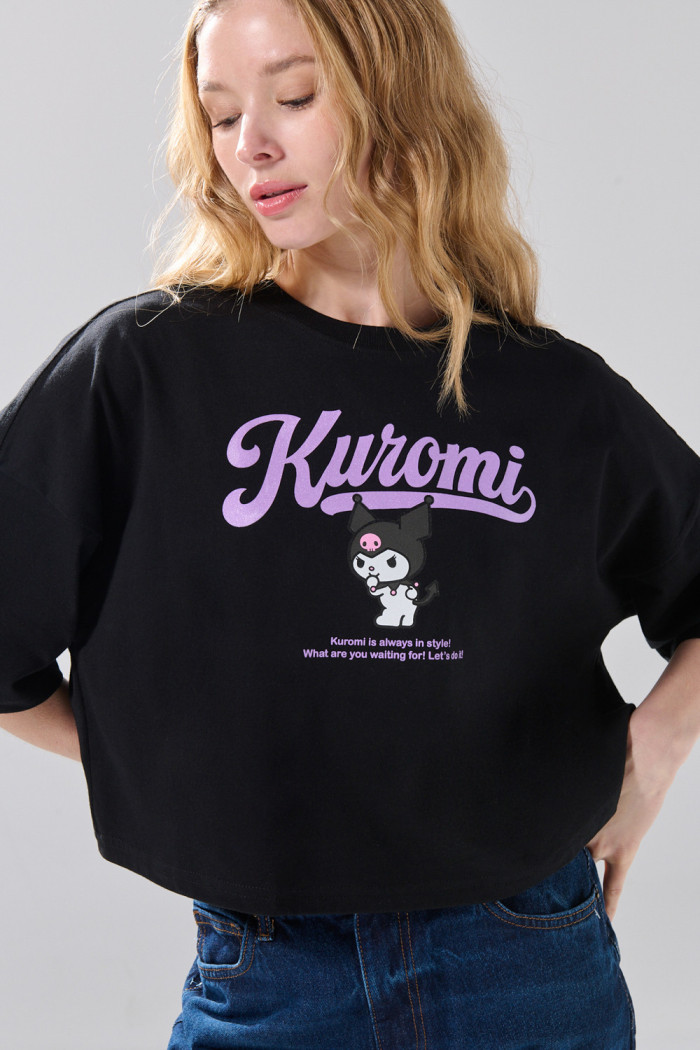 Camiseta crop top oversize negra con arte de Kuromi
