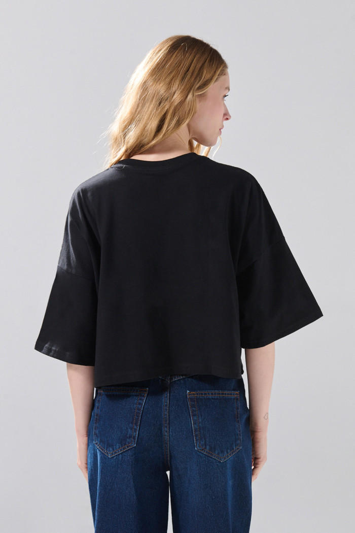 Camiseta crop top oversize negra con arte de Kuromi
