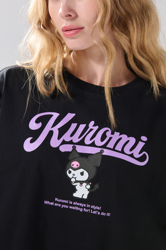 Camiseta crop top oversize negra con arte de Kuromi
