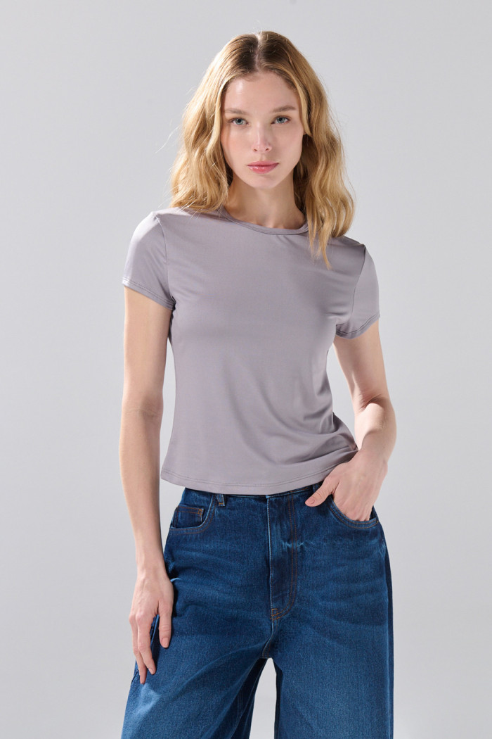 Camiseta infaltables cuello redondo unicolor con manga corta
