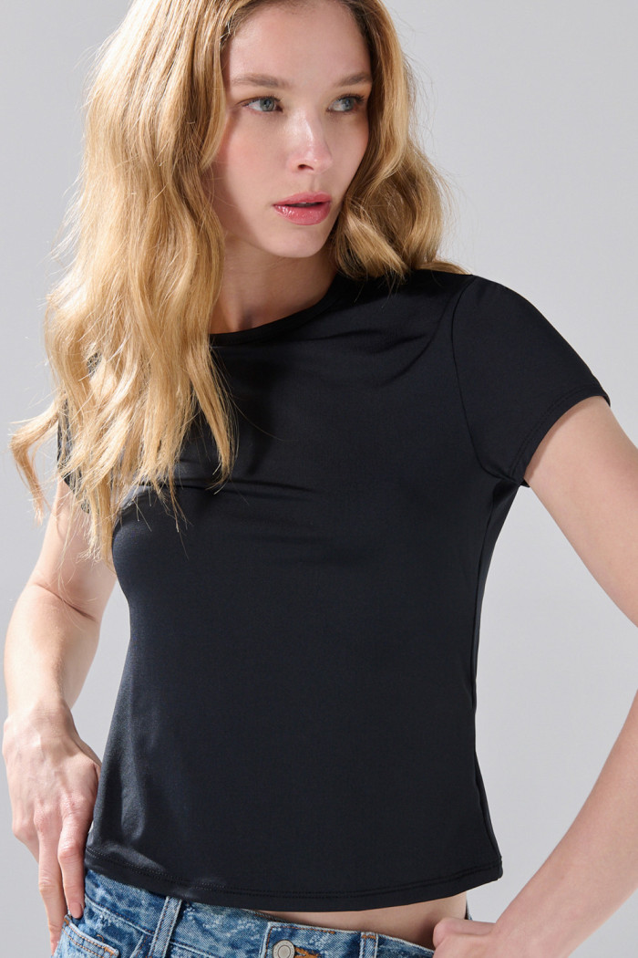 Camiseta infaltables cuello redondo unicolor con manga corta
