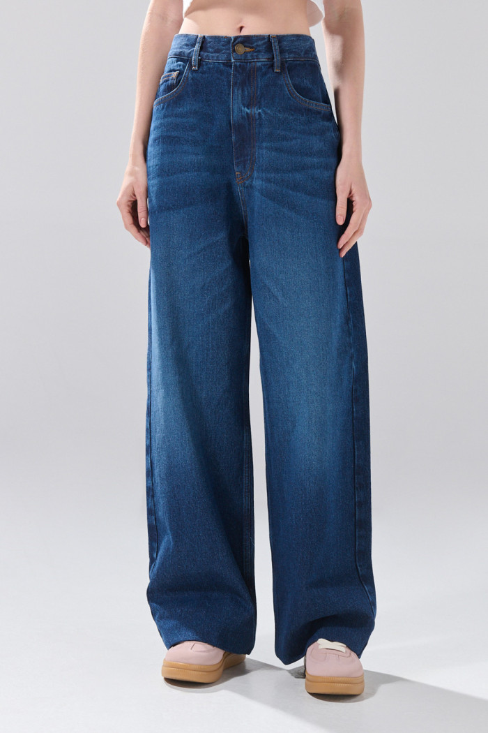 Jean baggy infaltables azul oscuro con bota ancha
