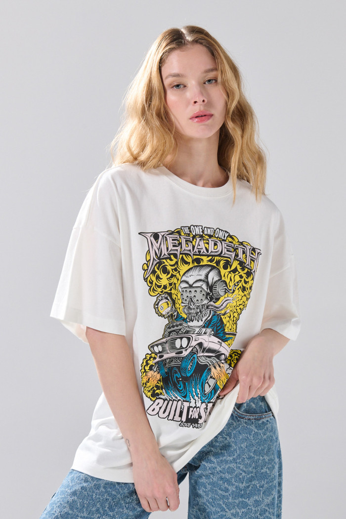 Camiseta oversize manga corta crema con arte de Megadeth