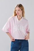 Camiseta crop top rosada oversize college con cuello V
