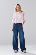 Camiseta crop top rosada oversize college con cuello V
