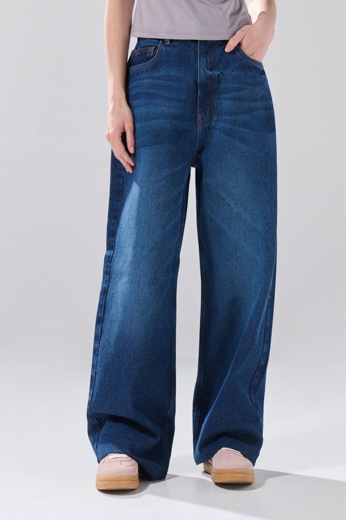 Jean azul baggy infaltables con bota ancha y tiro medio
