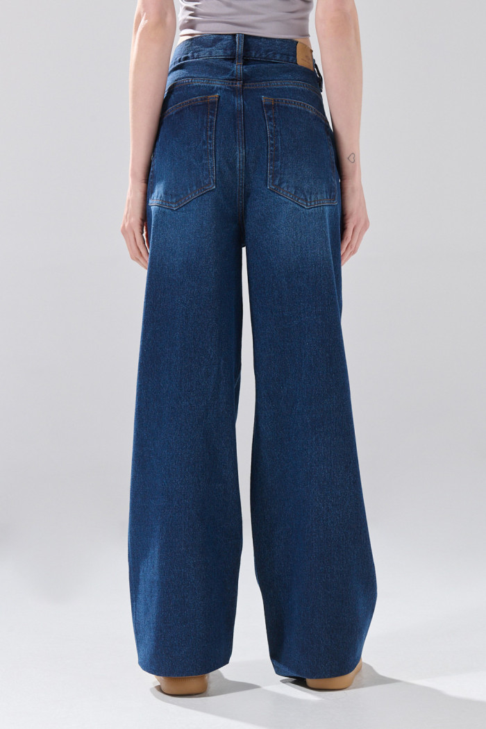 Jean azul baggy infaltables con bota ancha y tiro medio
