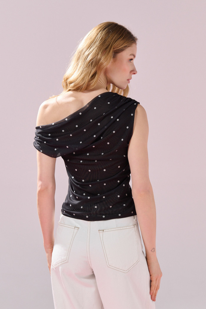 Camiseta negra con puntos de Polka Dots y escote bandeja
