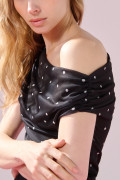Camiseta negra con puntos de Polka Dots y escote bandeja
