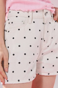 Short crema de jean con tiro alto y puntos de Polka Dots
