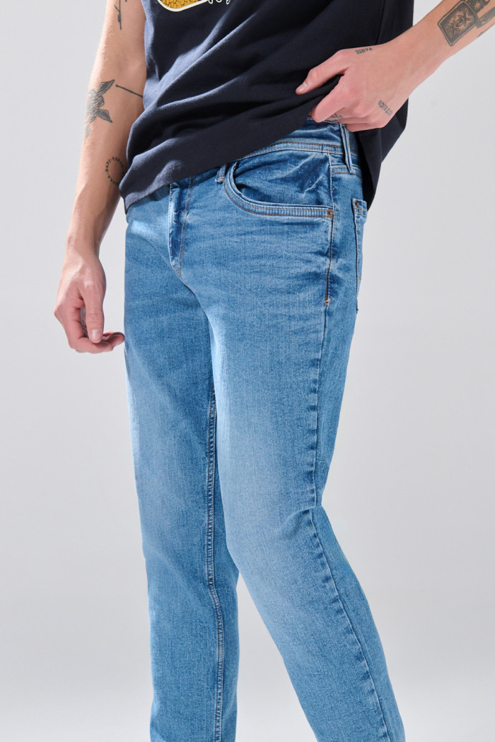 Jean skinny infaltables tiro bajo azul medio con desgastes
